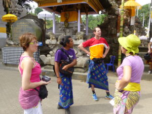 Jalu échange avec les voyageurs devant le temple sacré, photo prise sur le vif