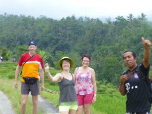 Jalu et trois voyageurs profitant d’un moment de trekking au cœur des rizières balinaises